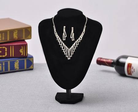 Elegant women’s jewelry set with crystal stones